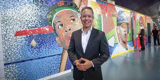 Alcalde de la ciudad capital devela mosaico “Eternos” en el estadio Hiram Bithorn